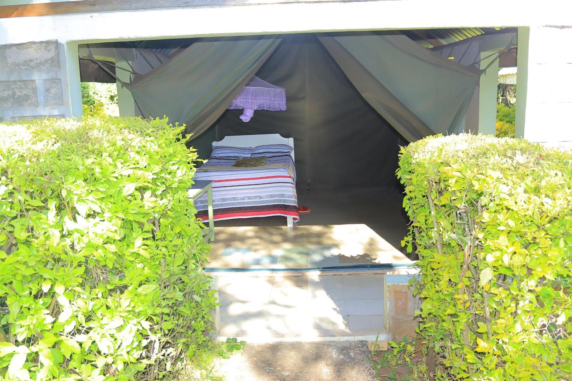 Rhino Tourist Camp Hotel Ololaimutiek Buitenkant foto