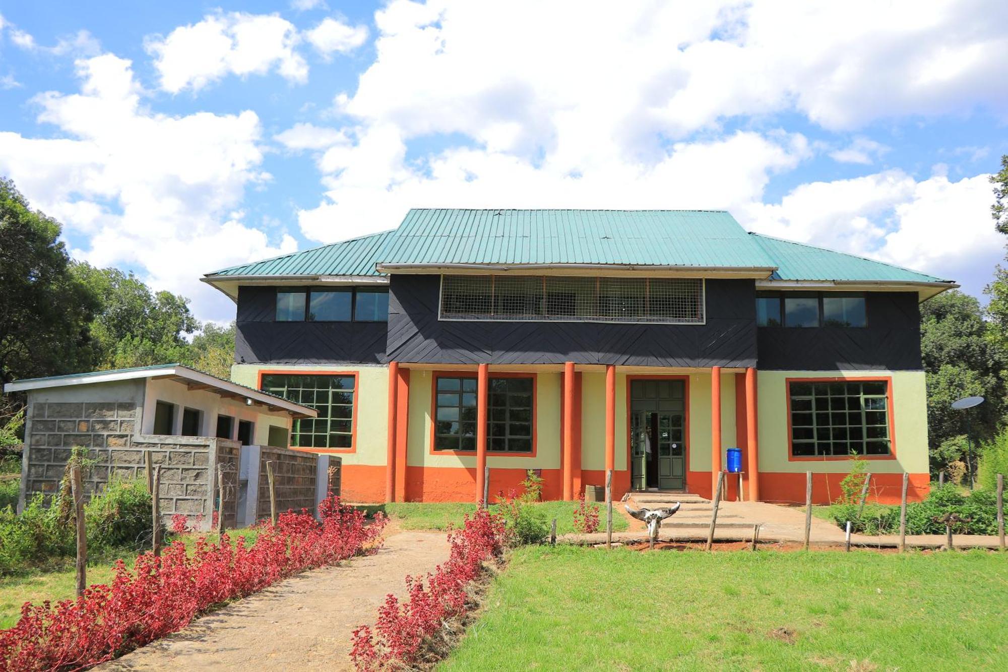 Rhino Tourist Camp Hotel Ololaimutiek Buitenkant foto