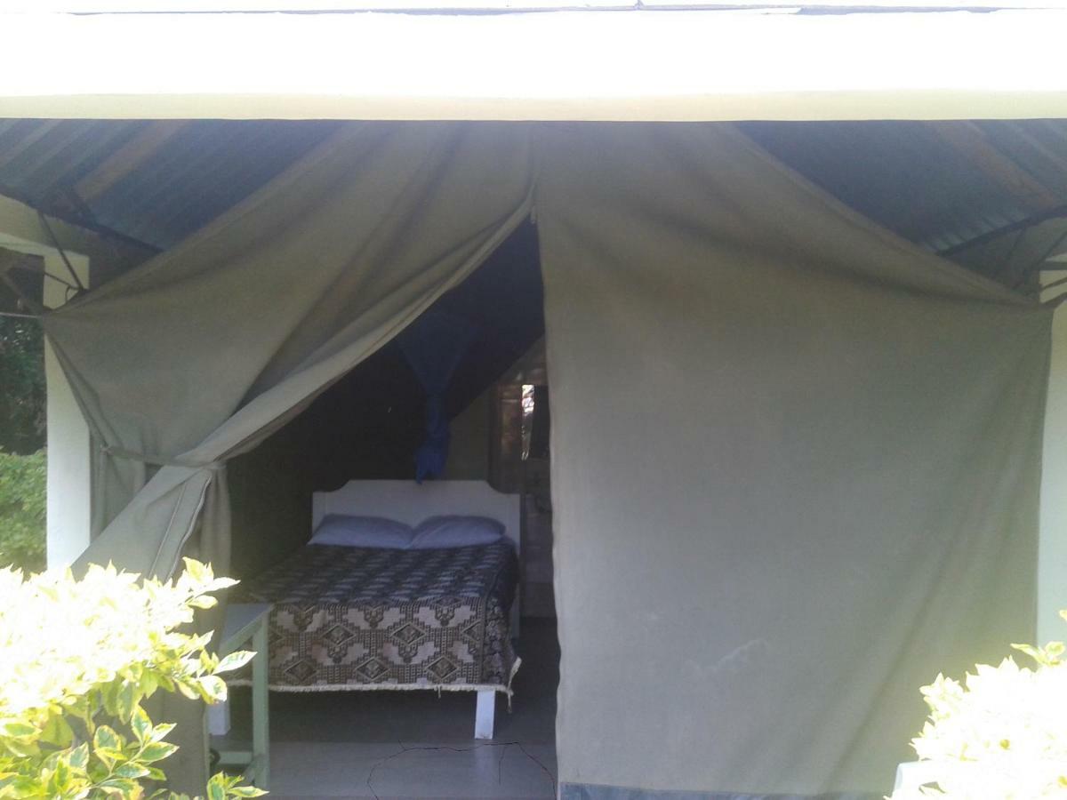 Rhino Tourist Camp Hotel Ololaimutiek Buitenkant foto