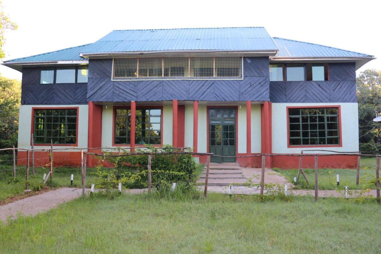 Rhino Tourist Camp Hotel Ololaimutiek Buitenkant foto